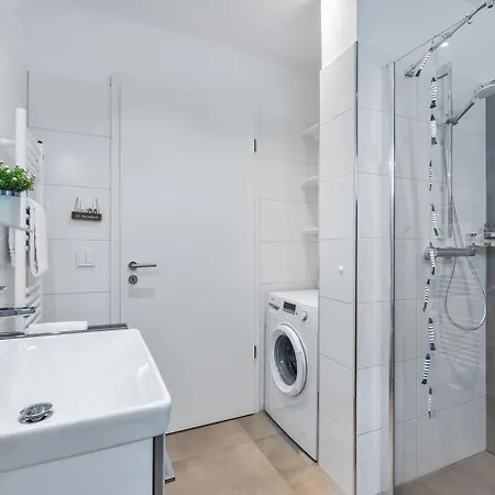 Hamptons 1 Og, Balkon, Tiefgarage アパート *